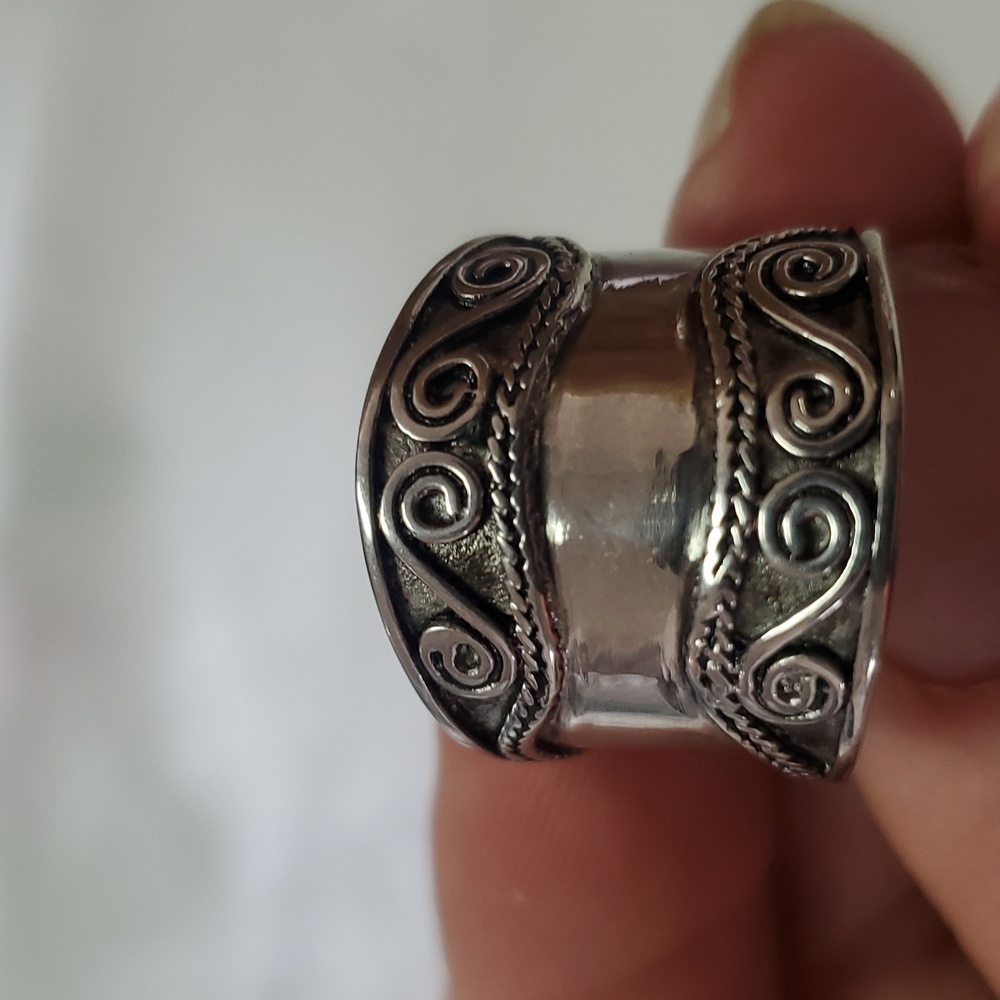 Silver hammered ring‎